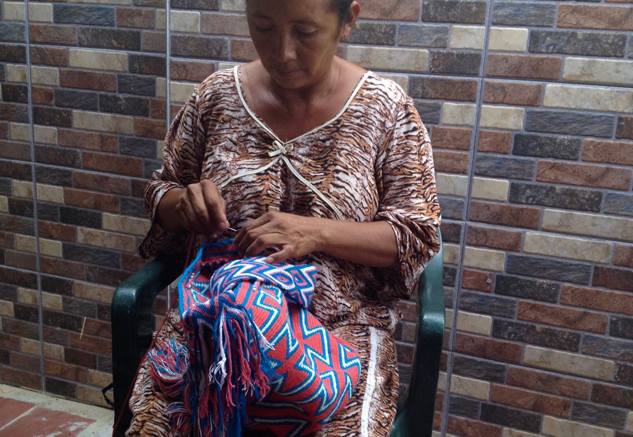 wayuu woman crocheting a wayuu bag